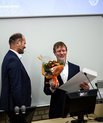 Sidste år overrakte dekan Lars Bo Nielsen fakultetets talentpris, Skou-prisen, til Simon Glerup. Inden sommerferien skal Healths institutledere indstille kandidater til dette års pris. Foto: Melissa Yildirim/AU.