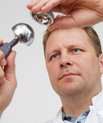 Med en bevilling på 1,2 millioner kroner skal klinisk lektor og overlæge Stig Storgaard Jakobsen undersøge effekten af ledbevarende hofteoperationer mod hoftedysplasi. Foto: Jesper Balleby