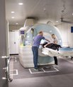 PET-scanneren fungerer på mange måder som MRI-scanneren, men en undersøgelse tager 90 minutter og benytter sig af et radioaktivt stof, når den skal måle på stofskifteprocesserne inde i kroppen. En måling med MRI-scanningen tager to minutter.