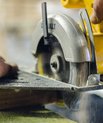 Det er især på arbejdspladser inden for byggeri, anlæg og industri, at de ansatte risikerer at blive udsat for kvartsstøv. Foto: Unsplash.