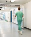90 nye cand.med.’er fra Aarhus Universitet er klar til mødet med patienterne. To af de nye læger fortæller her om deres forventninger til og drømme for det kommende arbejdsliv. Foto: Roar Lava Paaske/AU Kommunikation.