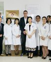 Professor Peter Svensson i midten af flokken ved åbningen af det dansk-kinesiske smertecenter i Chengdu i det vestlige Kina.
