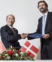 Sundhedsdekan på AU, Allan Flyvbjerg, og vicepræsident for Peking University Health Science Center, Weigang Fang, underskrev samarbejdsaftalen. Foto: Maria Randima Brauer Sørensen, AU Kommunikation.