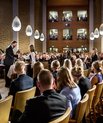 155 nye læger aflagde det traditionsrige lægeløfte ved kandidatafslutningen på medicin i Aulaen i fredags. Foto: Maria Randima Brauer Sørensen/AU.