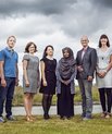 Fra venstre ses Anders Sommer, Anders  F. Mortensen, Maria Langschwager, Donika Tufa, Xamda Abdirisaq, Mikkel Præst, Mie Østergaard, Rajukumar Ragupathy. Foto: Anders Trærup/AU Kommunikation.